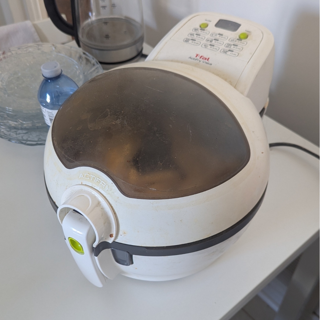 This recording is of our air fryer it has odd sounds because it's fully packed, which makes a slightly different sound thats why I recorded for this activity.<br><audio controls src='audio/Airfriyer_01.mp3'></audio>